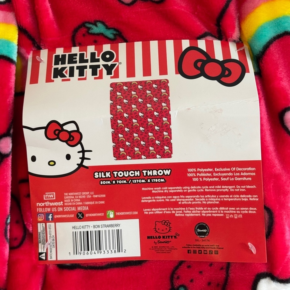 Hello‎ Kitty Pink and Red Strawberry blanket - Picture 2 of 10
